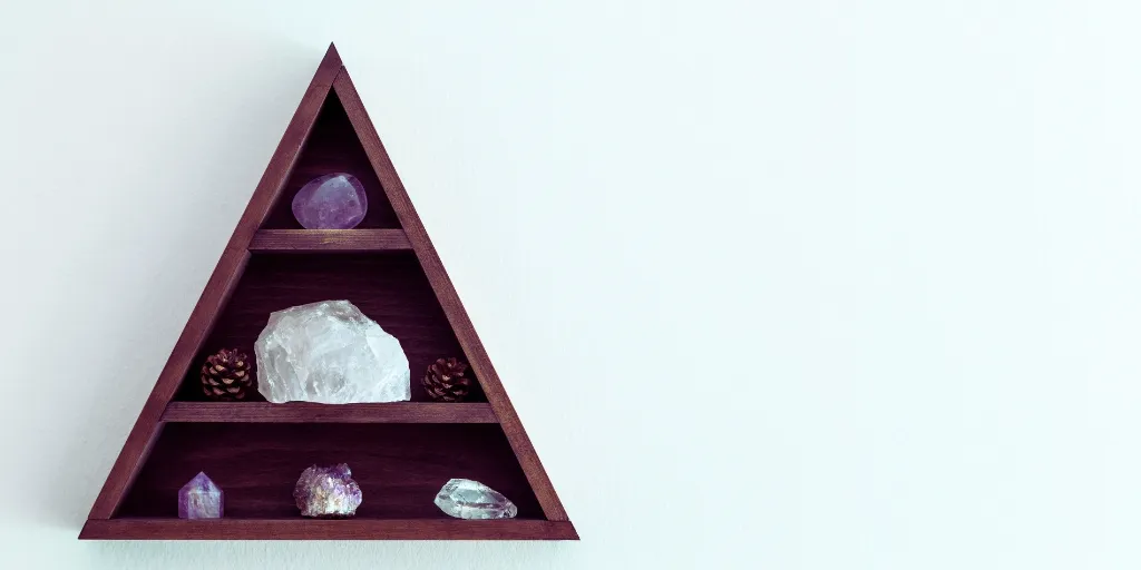 天然石のおかれた棚